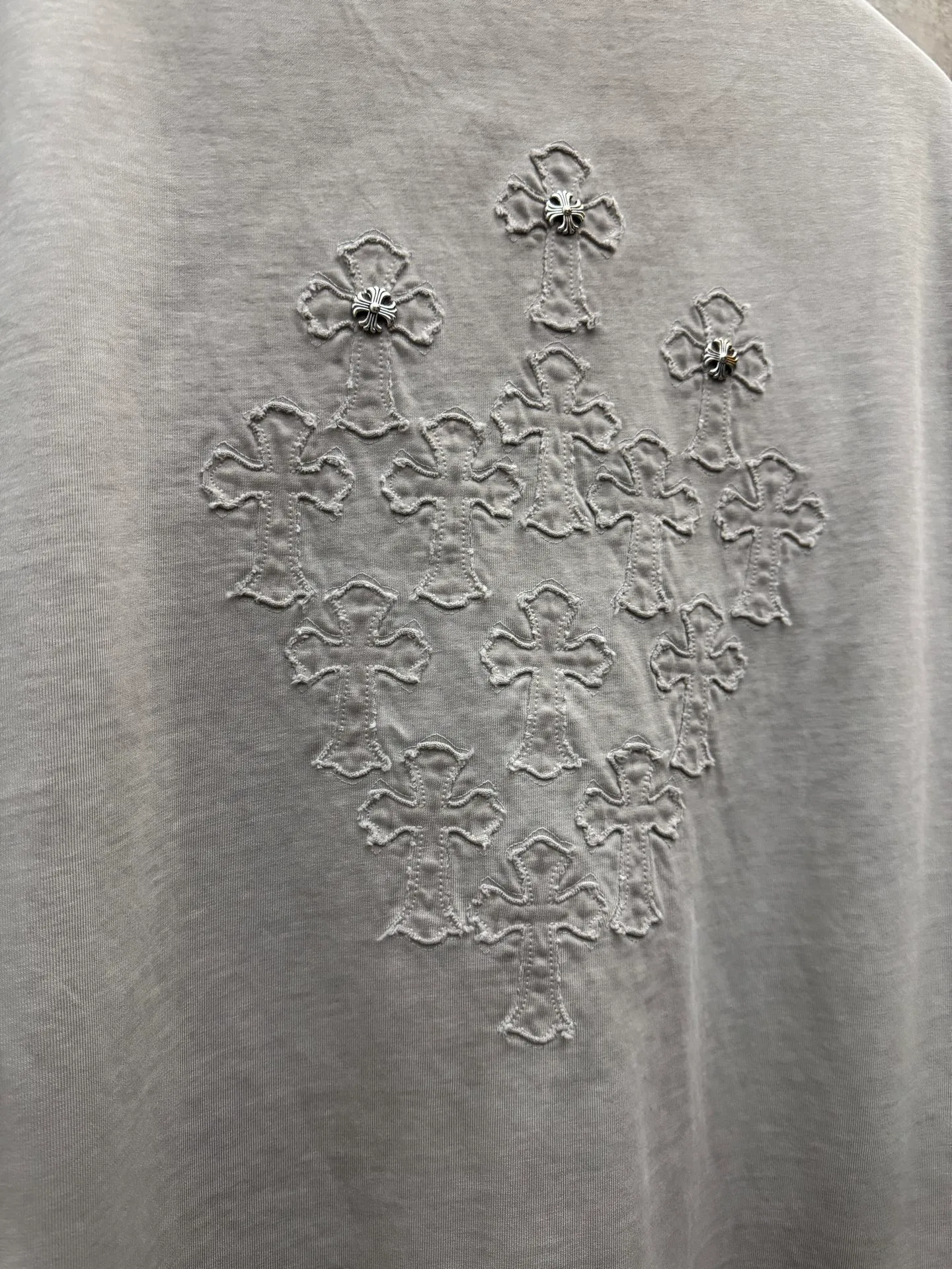 P200 top version, real shot without P, ​​different from market currency) 𝗖𝗵𝗿𝗼𝗺𝗲 𝗛𝗲𝗮𝗿𝘁𝘀/Croxin 2026 spring new original single counter American laser burnt patch embroidered couple short sleeves 👑The highest version! Customized fabric 330g, washed and fried. Best-selling model at the counter. Very comfortable to wear. Accessories: Original molded and authenticated collar label➕100% silk wash label. Genuine purchase-grade original hangtag➕matching hanging rope➕3D hanging beads➕original packaging bag. Craftsmanship: The original version has consistent wiring! The highest version of the armhole matching technique! Color: Khaki Black Rose Red Light Blue Purple Size: S M L XL Style Number: 26-2002